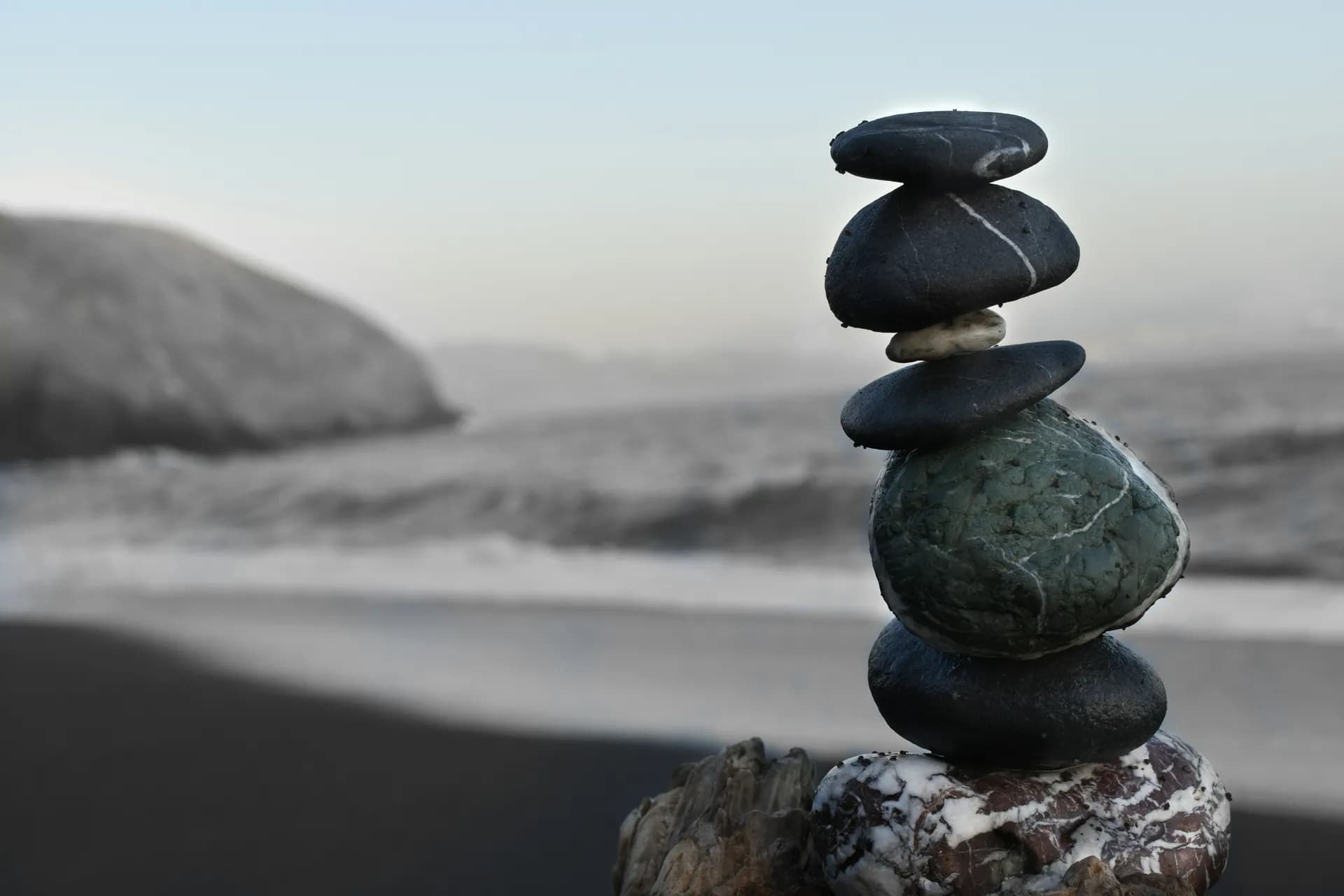 Piedras en equilibrio en la playa