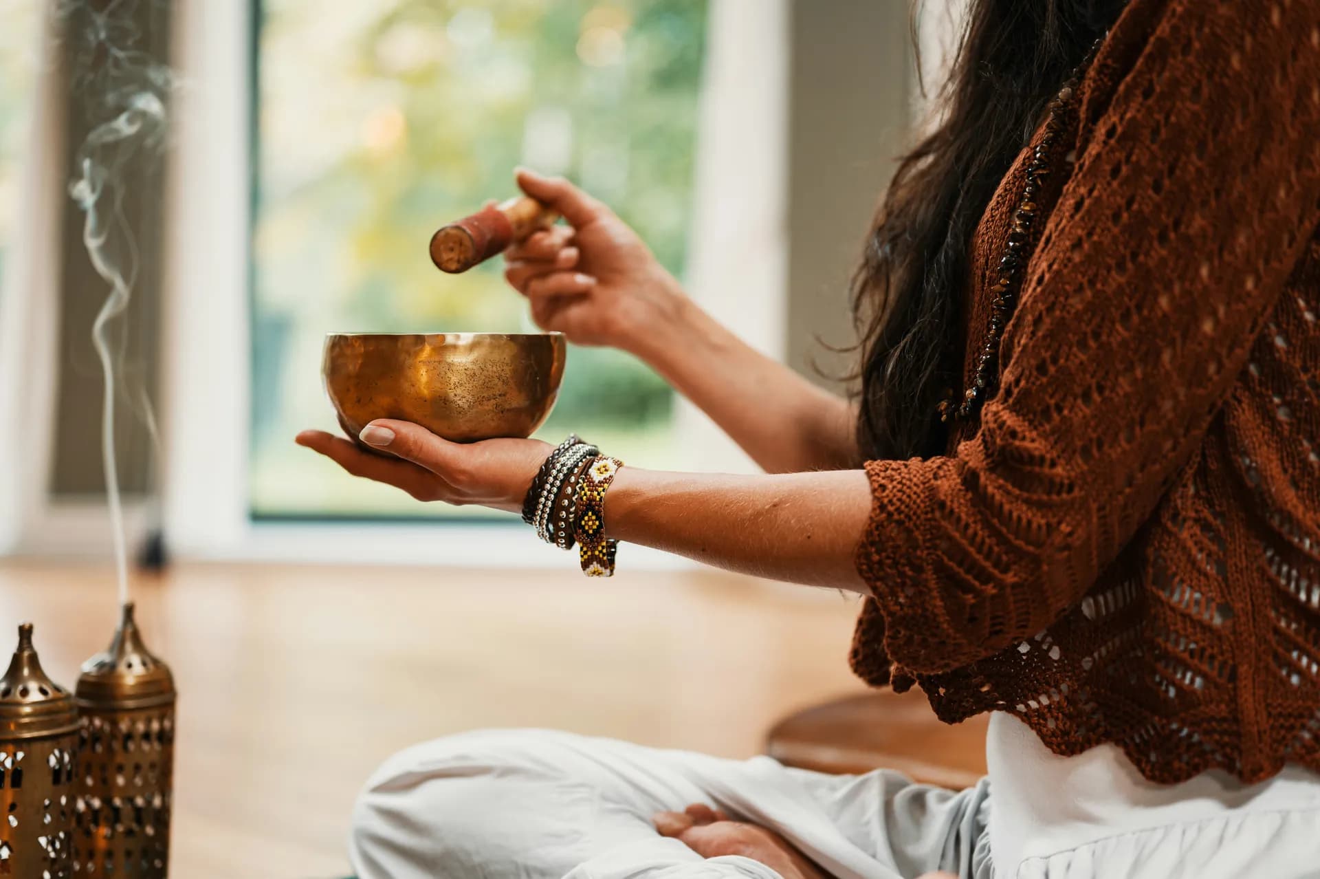 Mujer tocando un cuenco tibetano