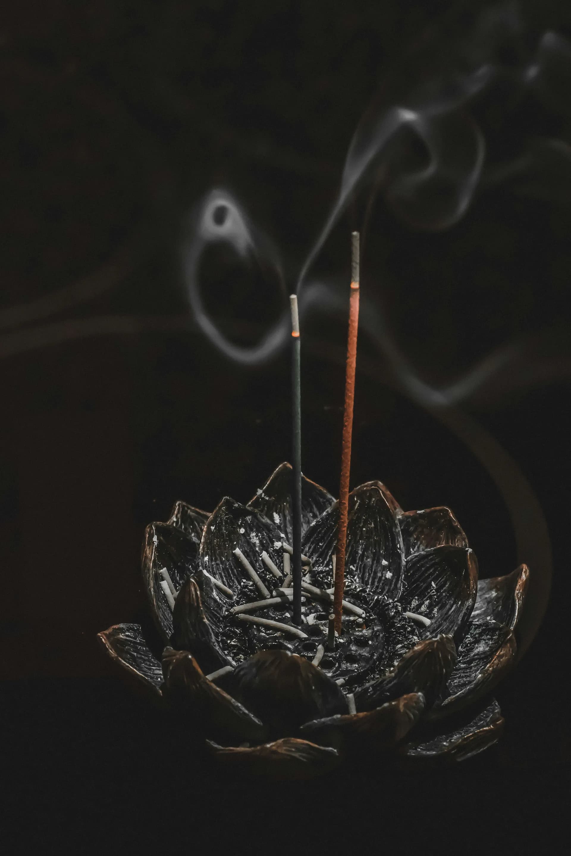 Un incienso echando humo