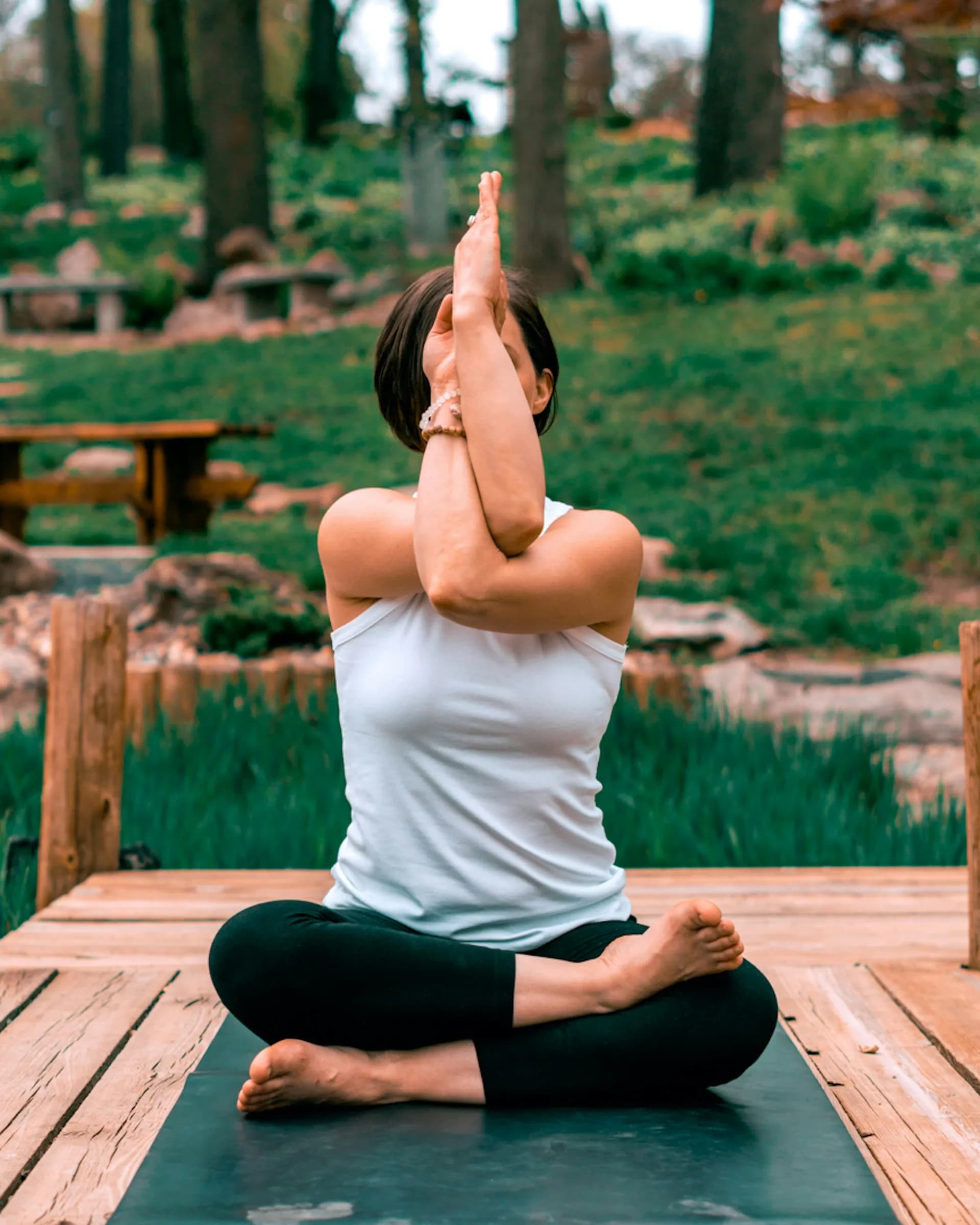 Una mujer haciendo una postura de yoga