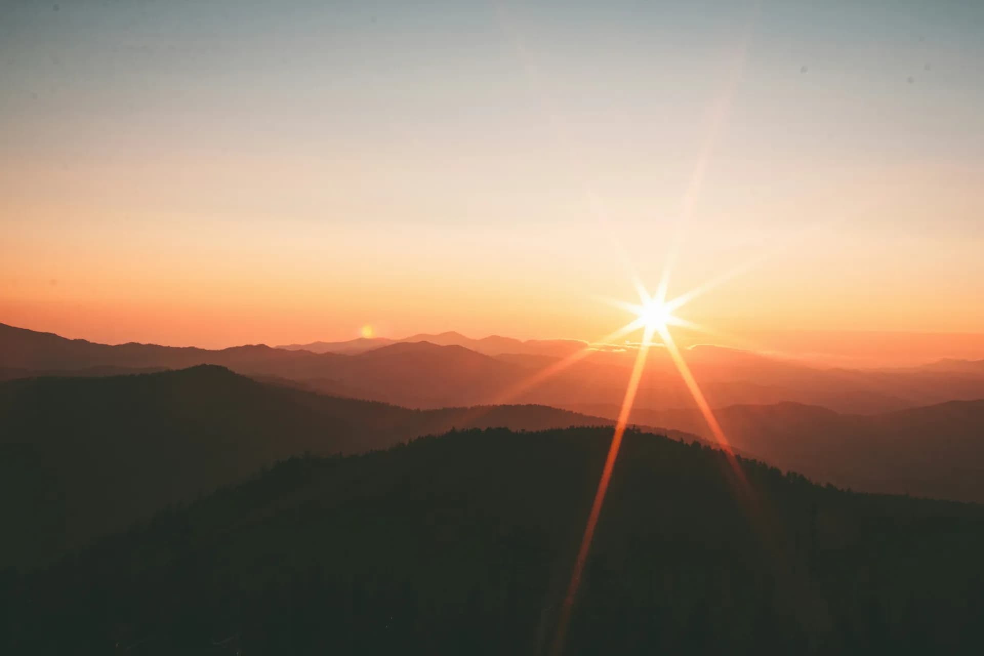 Un amanecer con el sol sobre las montañas