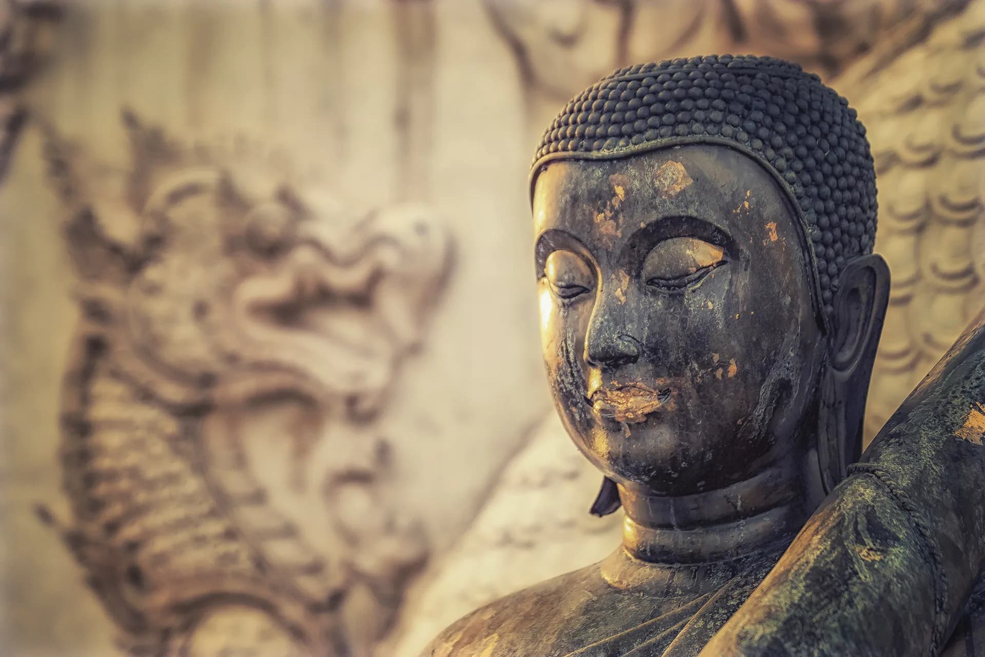 Una estatua de Buda de piedra