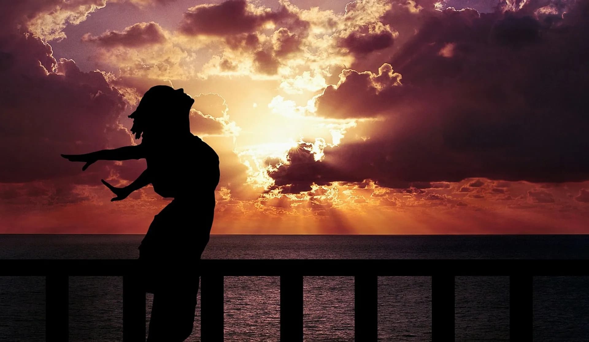 Una mujer feliz con el sol detrás de las nubes
