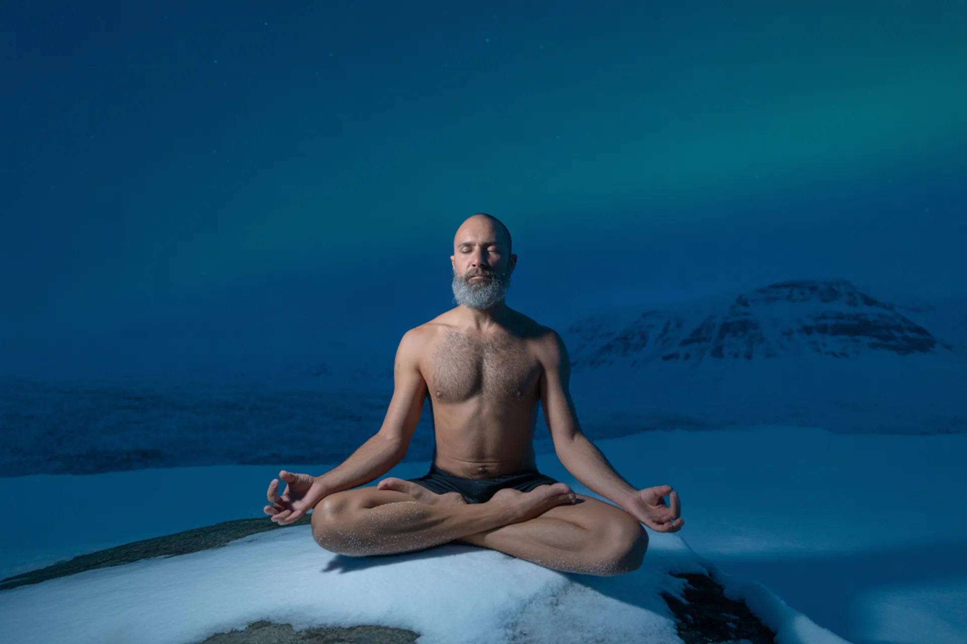 Yogui meditando en un paisaje helado