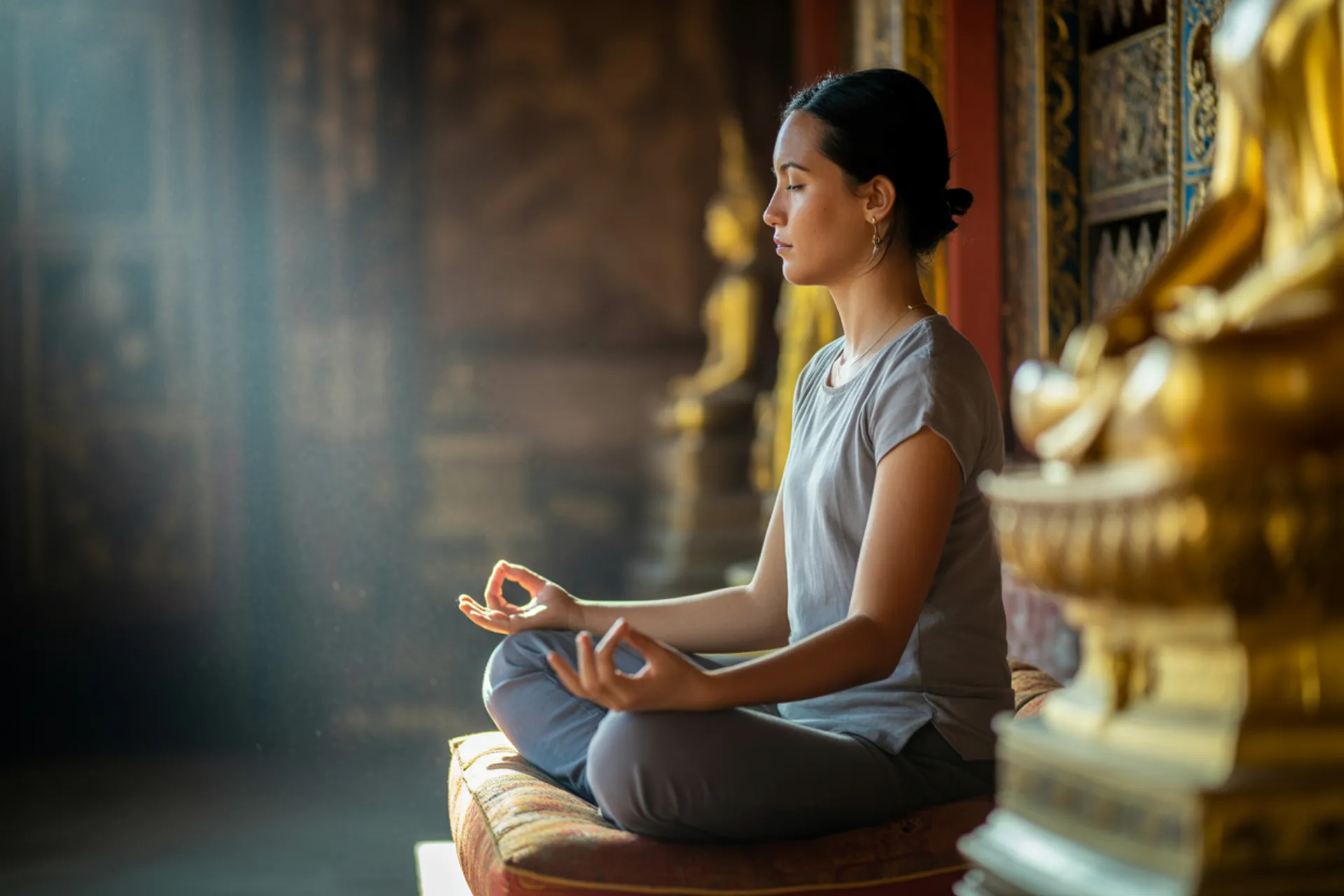Una persona practicando mindfulness en un ambiente budista
