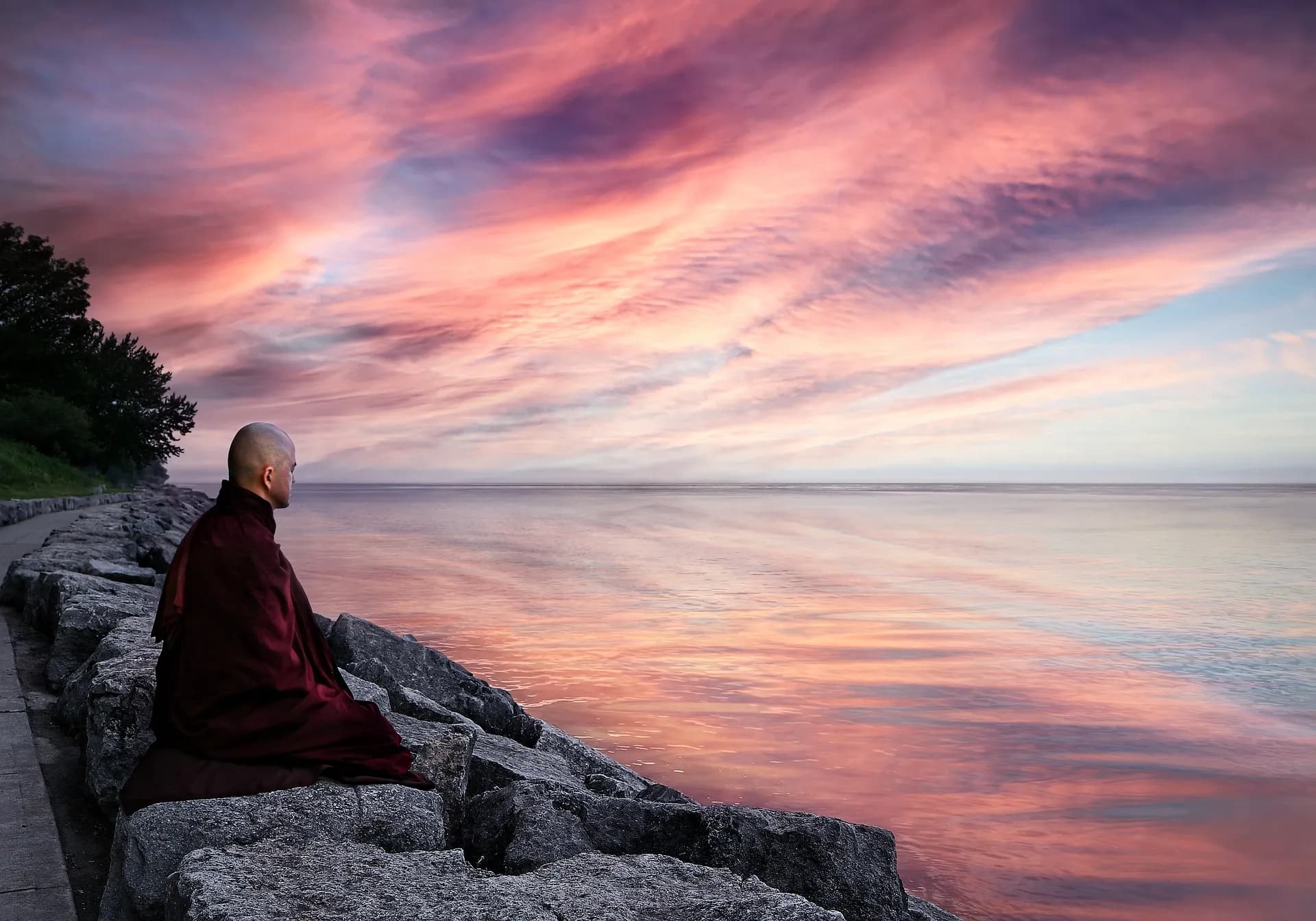Un monje meditando frente a un lago