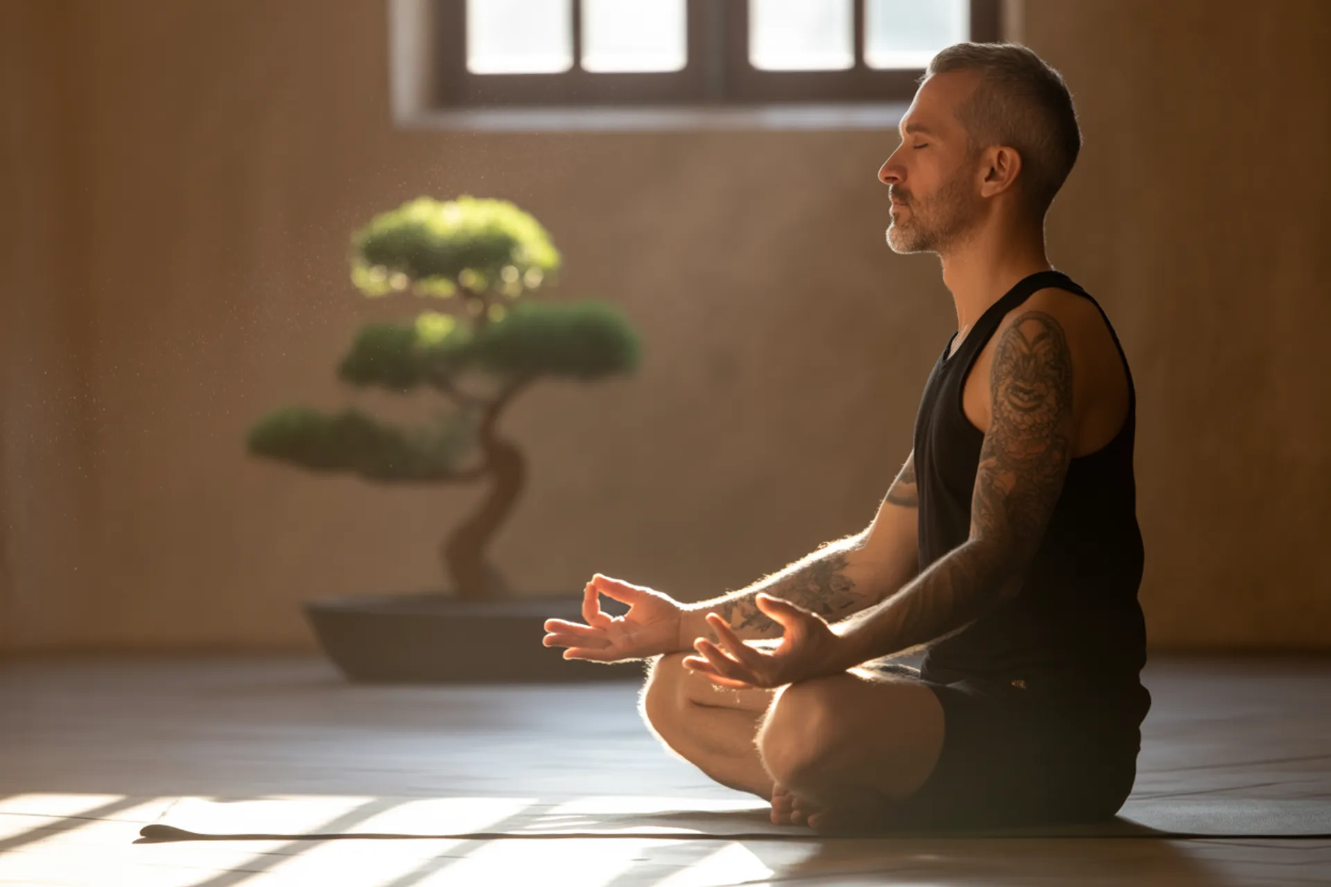 Un hombre practicando yoga sentado en flor de loto