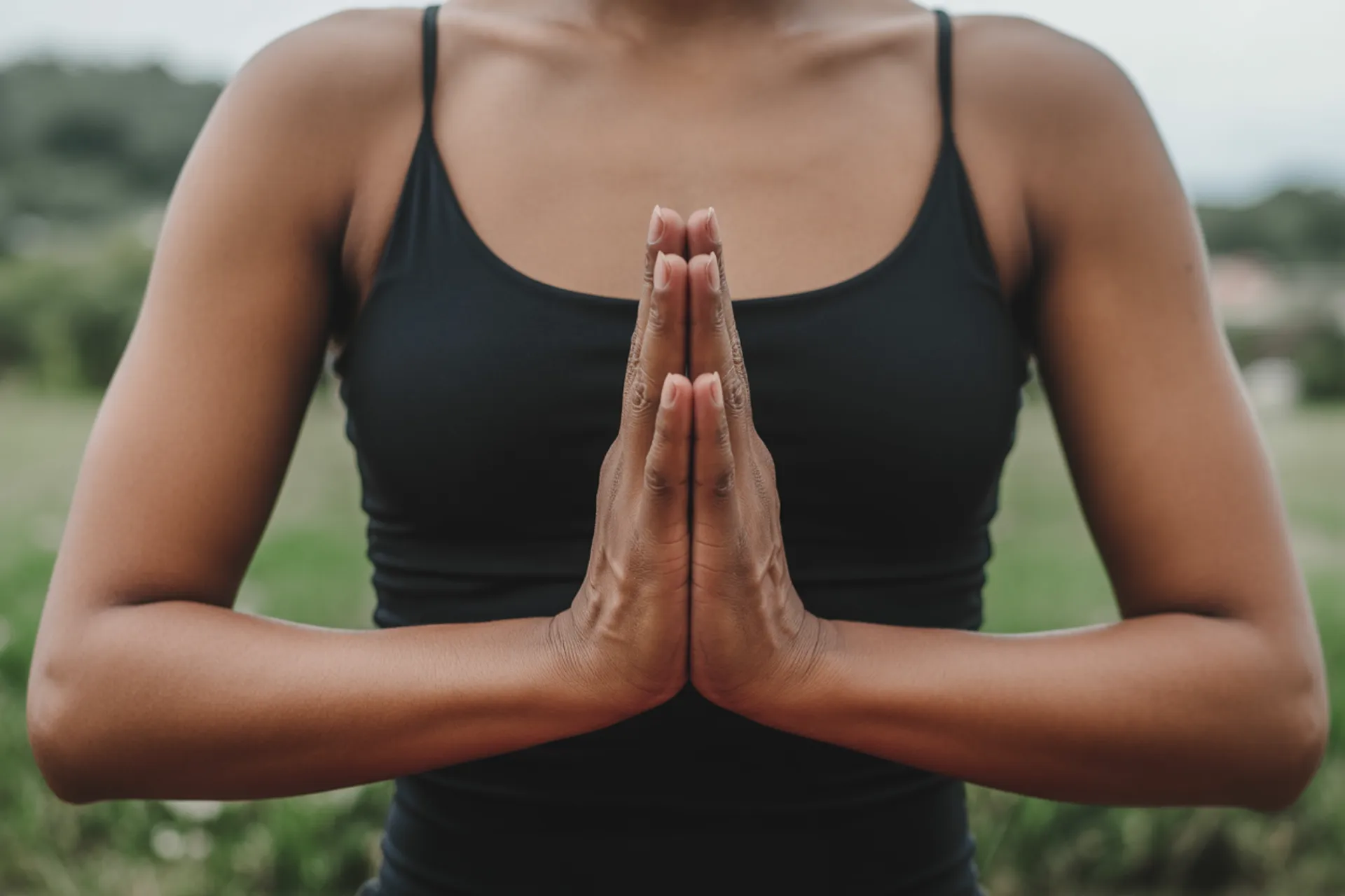 Una figura meditando al amanecer, simbolizando gratitud y espiritualidad