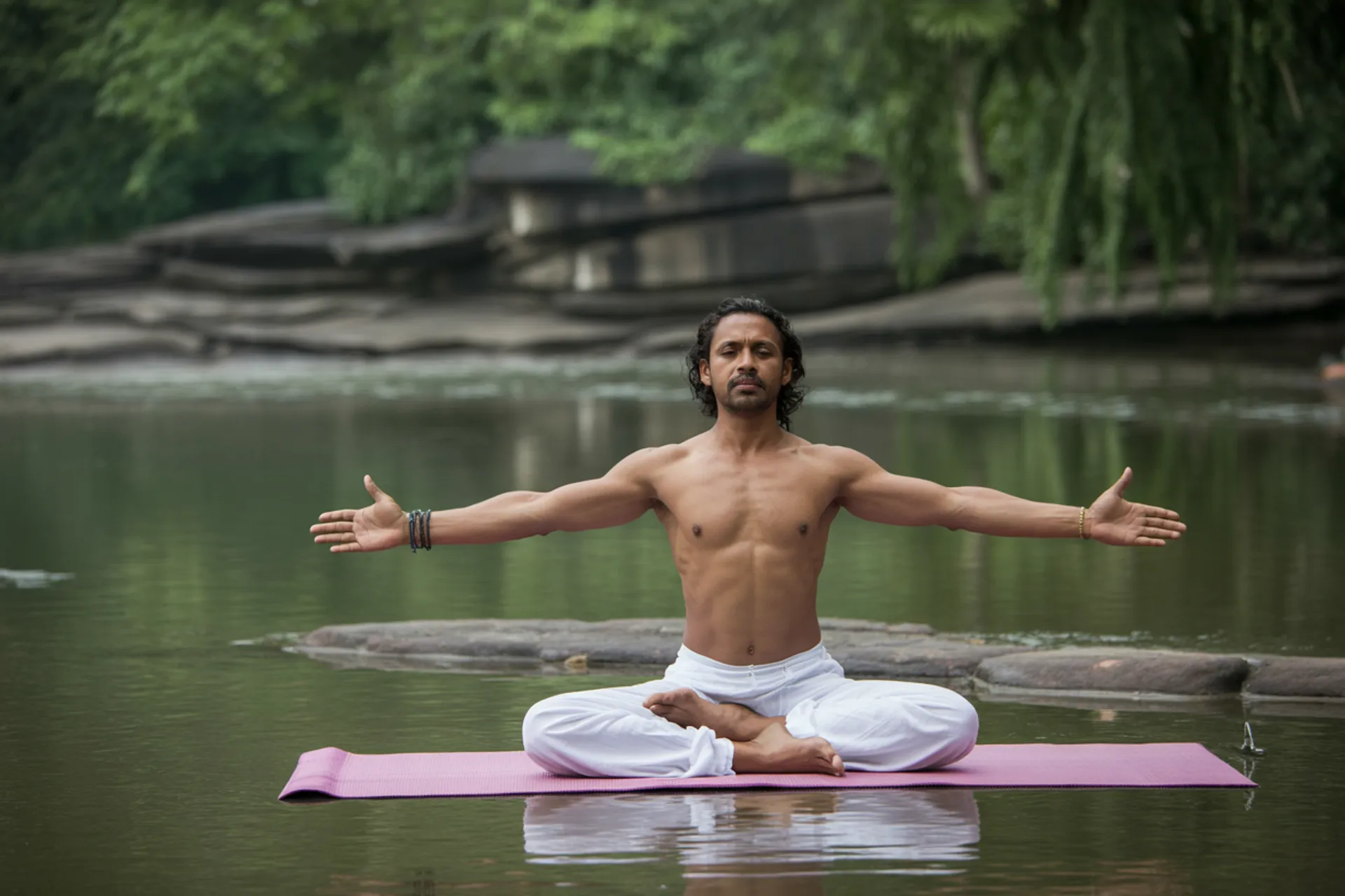 Practicante de Ashtanga Yoga en la postura de Paripurna Navasana