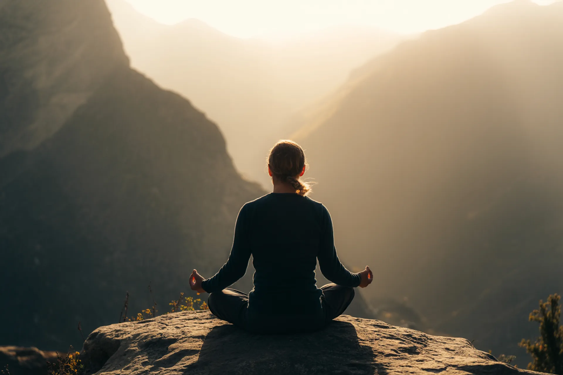 Persona meditando al amanecer en la naturaleza