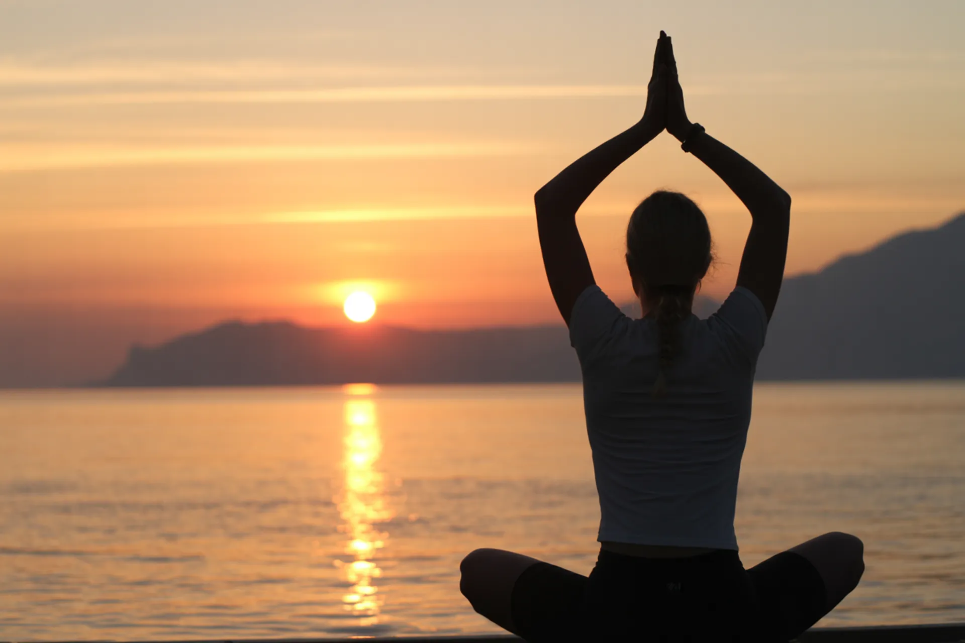 Persona practicando pranayama al amanecer