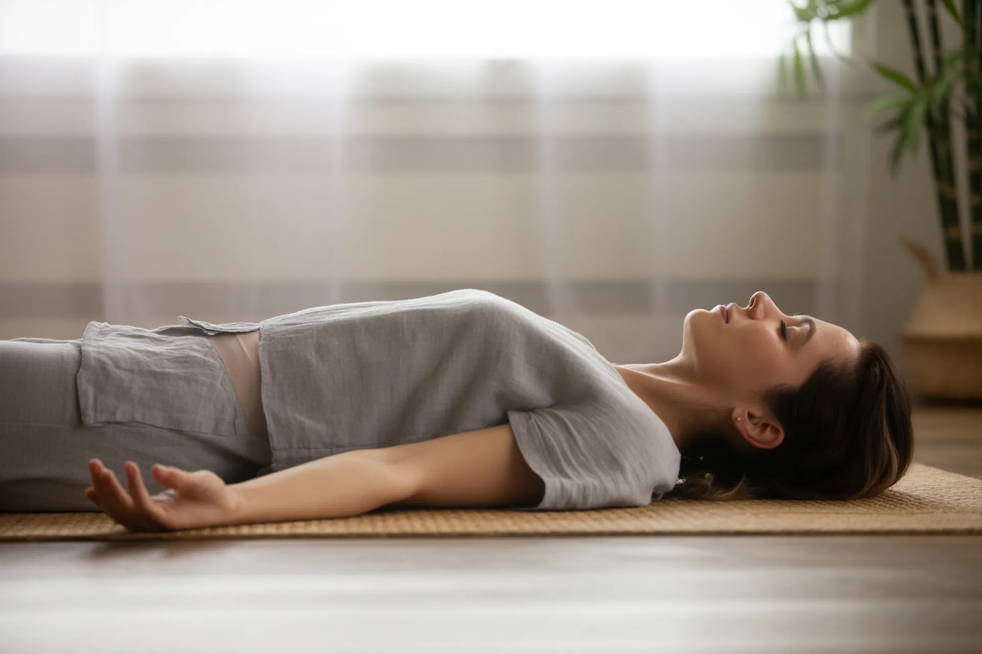 Persona meditando en posición de savasana