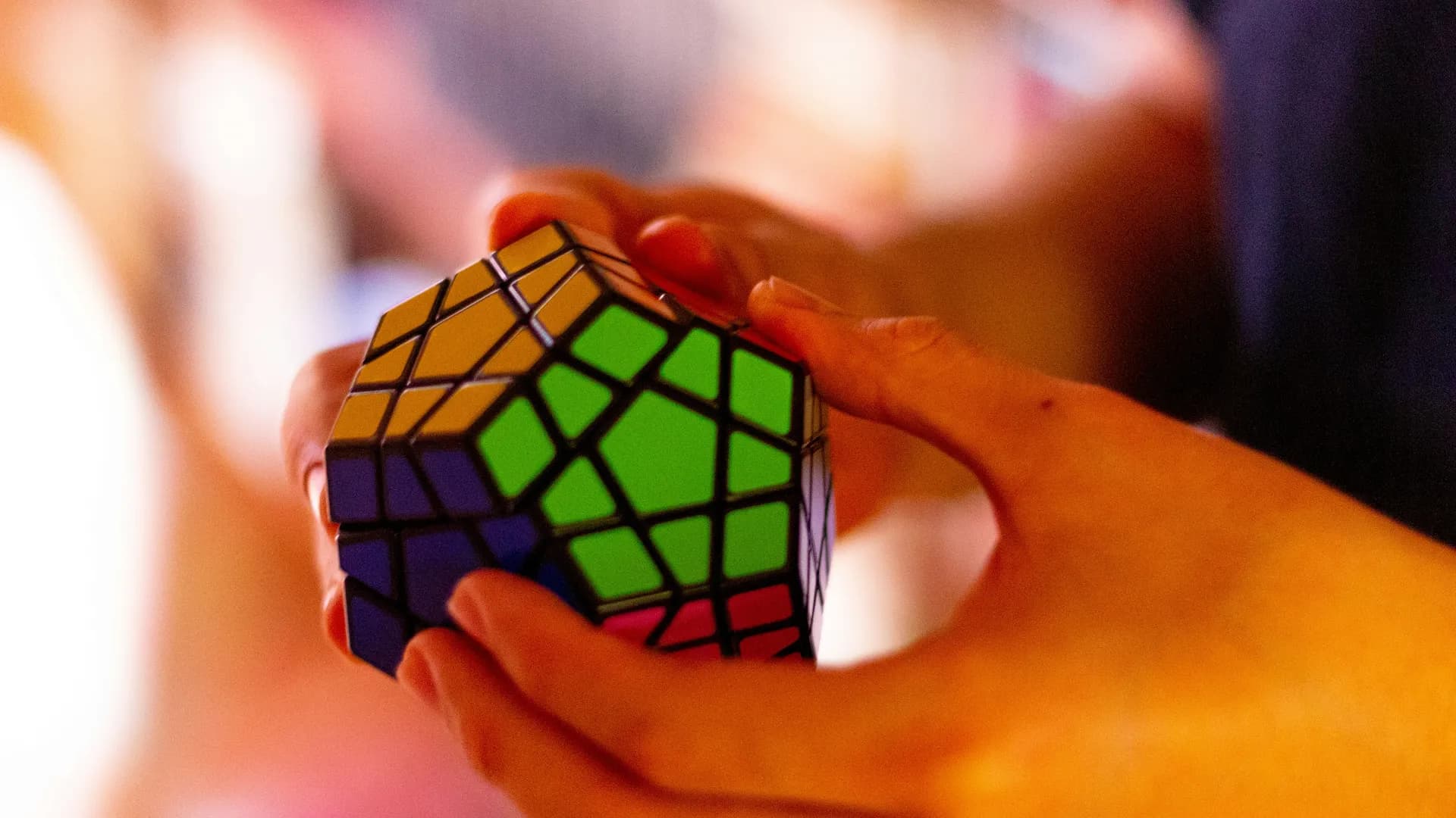 Un cubo de rubik sobre una mesa