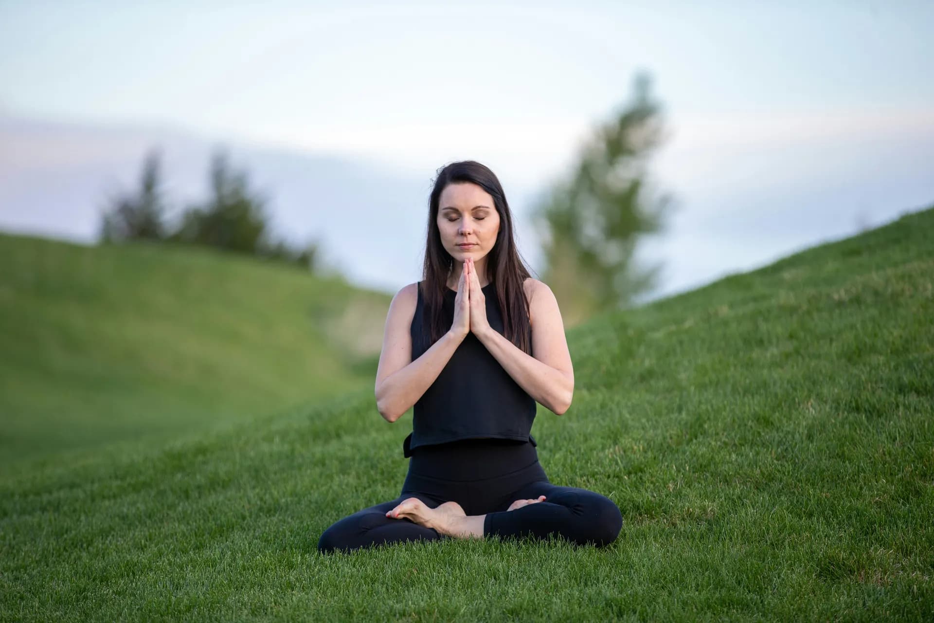 Una mejor meditando en una esplanada