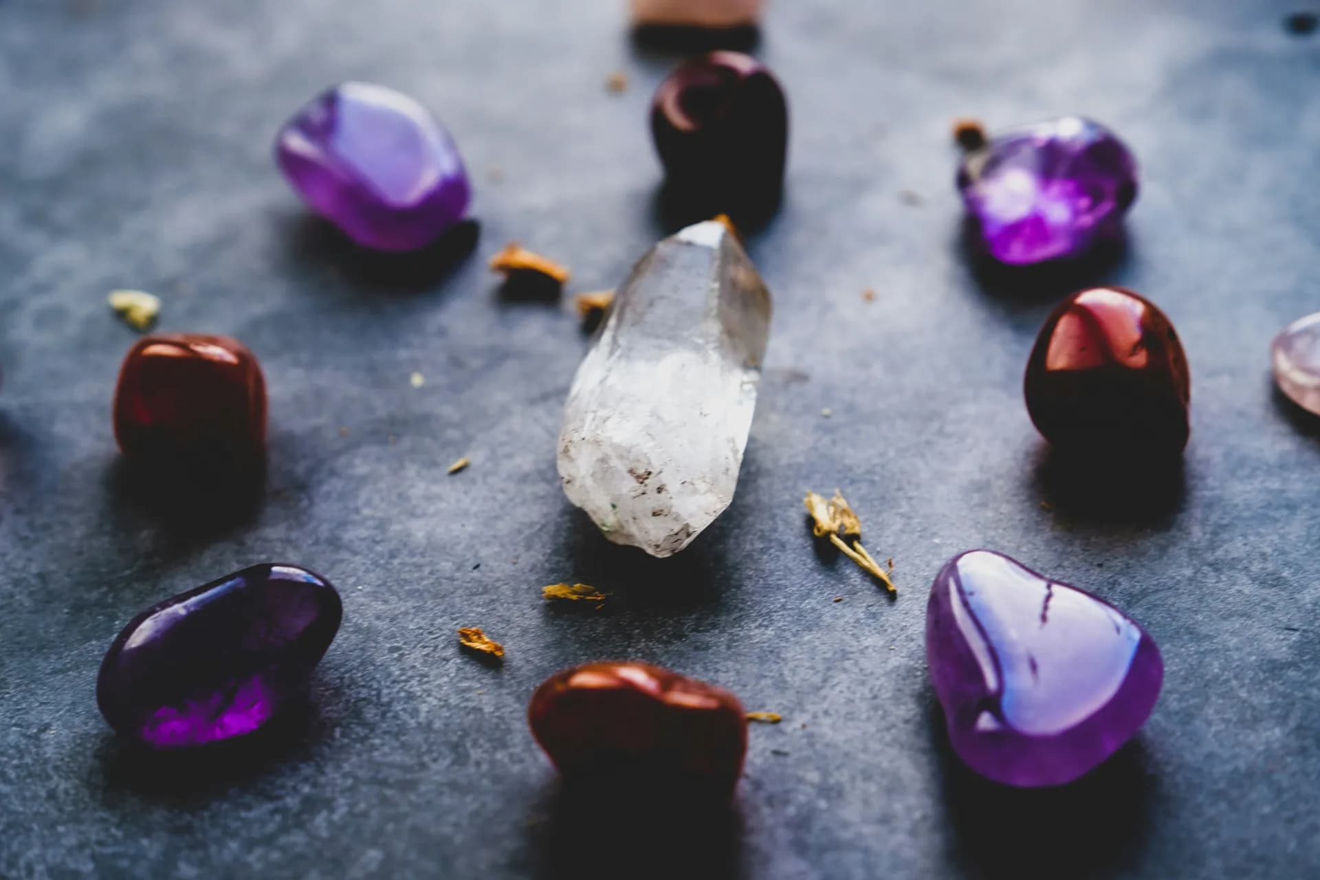 Varias piedras espirituales en equilibrio