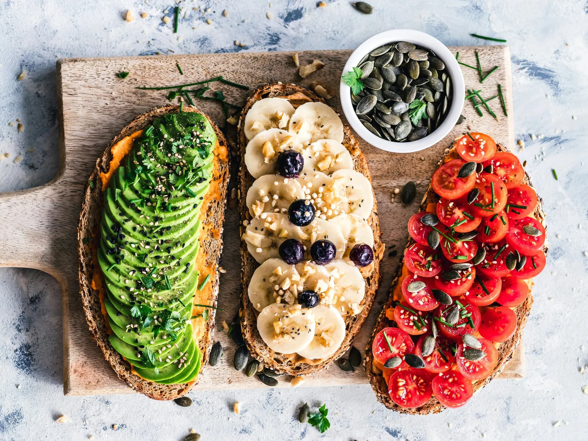 Pan, frutas y verduras variadas en tableta de madera