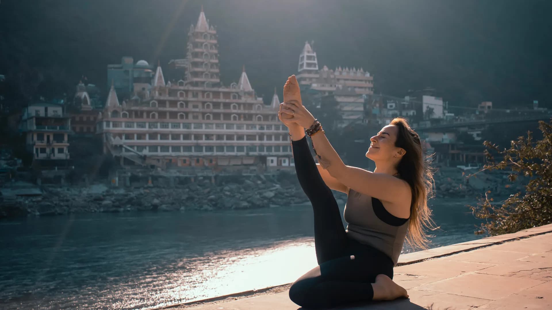 Una mujer haciendo yoga en India