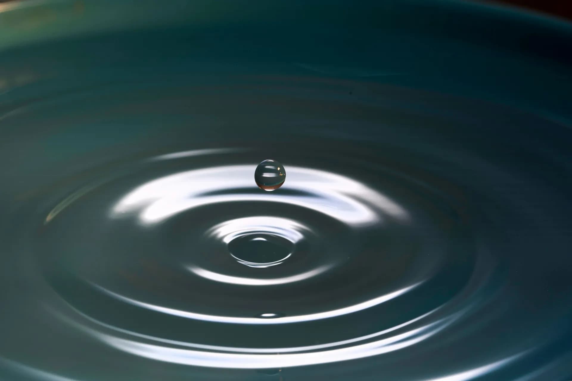 Una gota cayendo en el agua