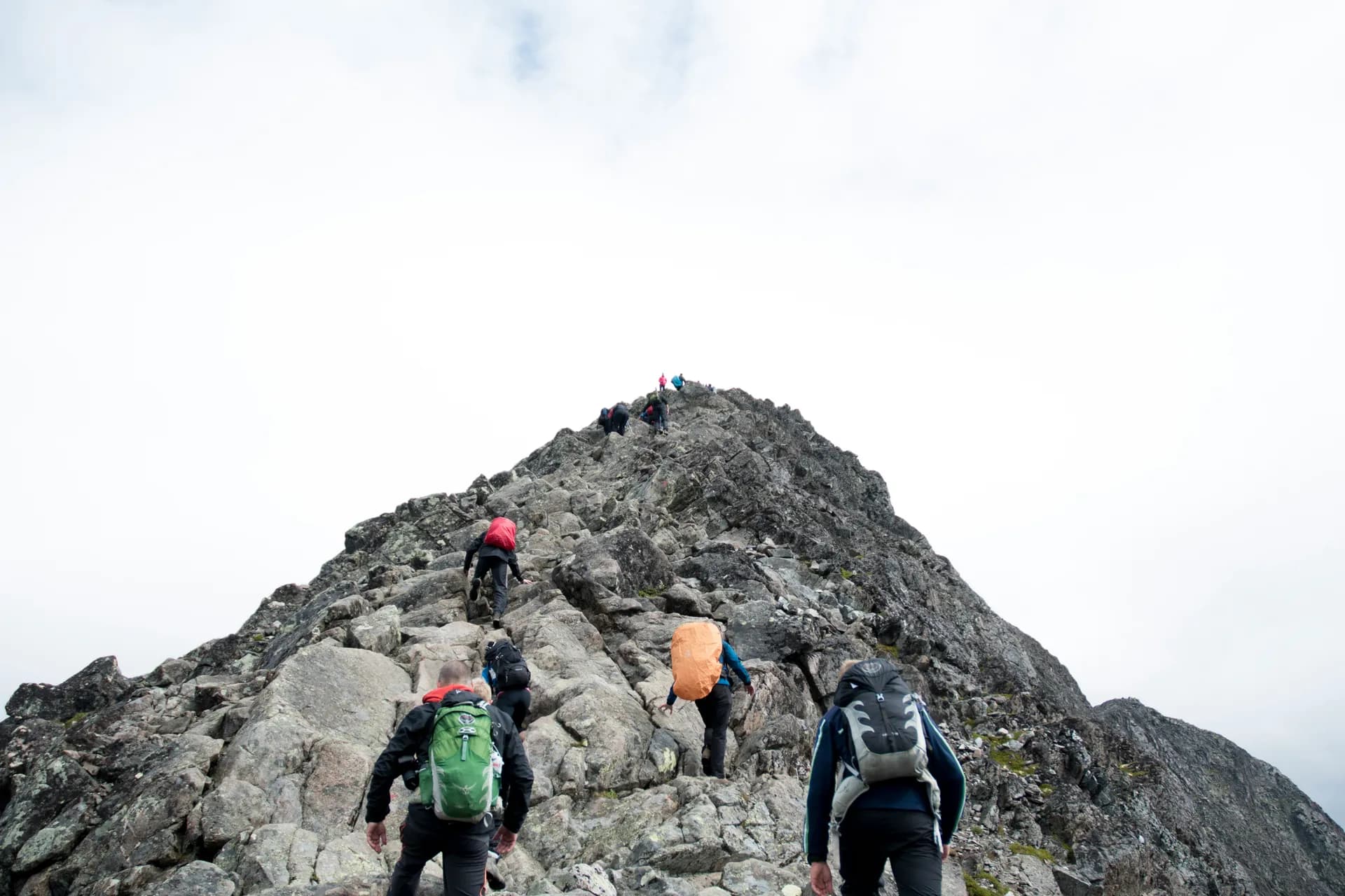 Varios hombres subiendo una montaña