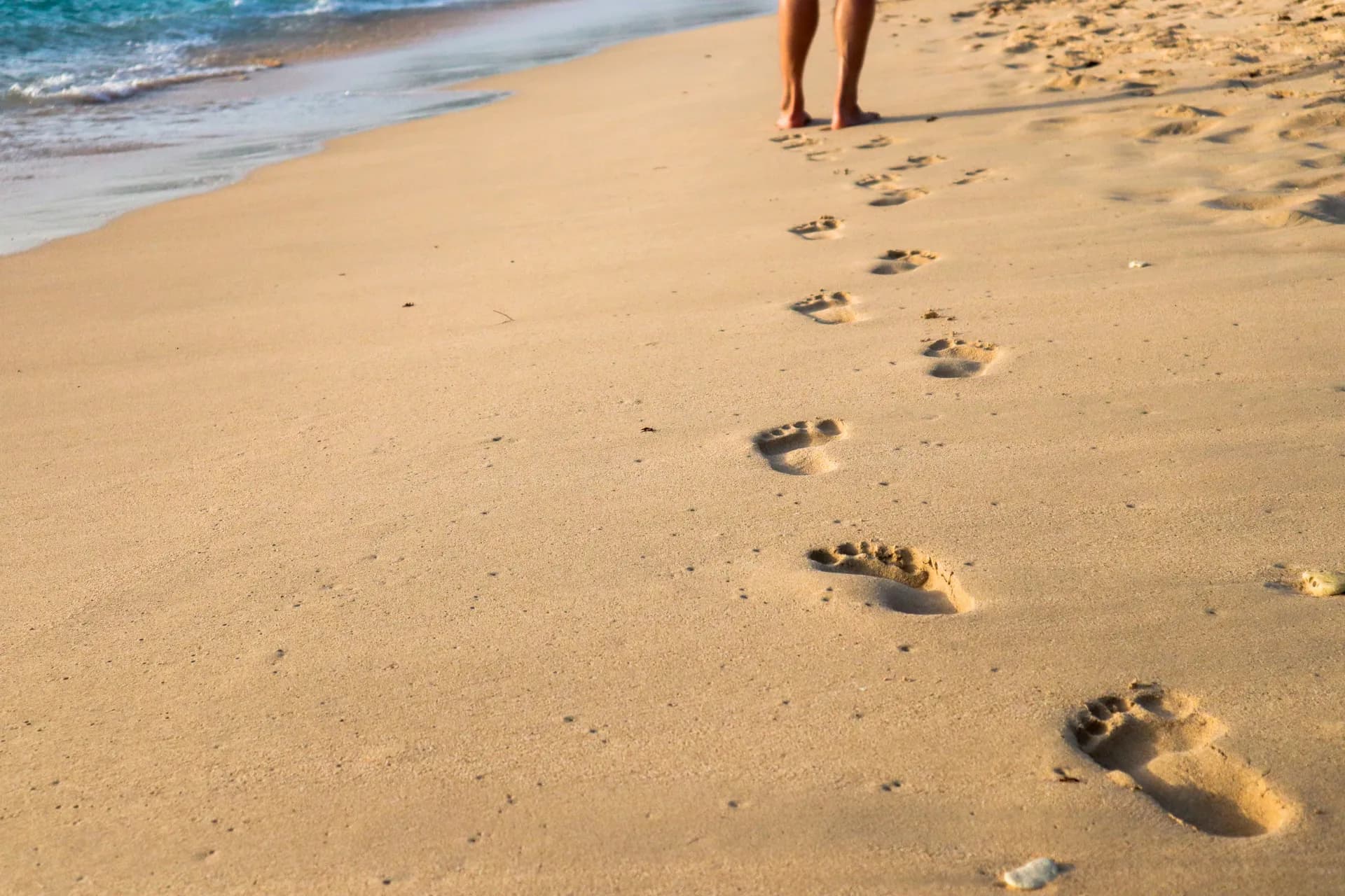 Huellas de persona en la arena de la playa